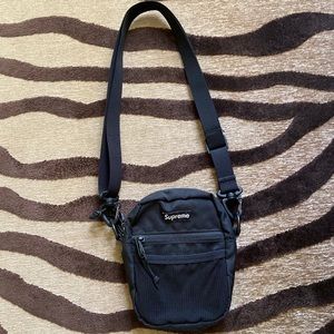 SUPREME cross body bag!!